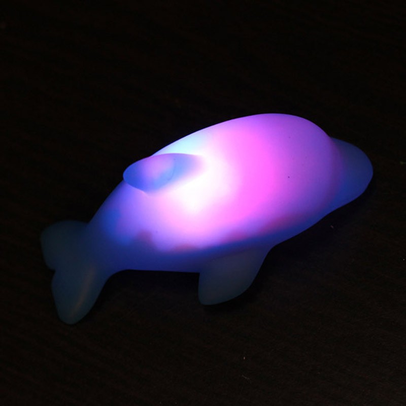 Mode Multi-Farben-LED Blinkt Delphin Bad Lampe Licht Baby Spielzeug Kids C4 X6R4 